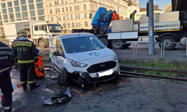Pattogott, majd csattant a furgon – a villamossíneken állt meg a középkorú hölgy, miután elvétette a kanyarodást a Petőfi híd lehajtóján