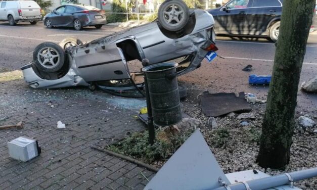 Megijedt a 28 éves sofőr – megcsúszott és fejtetőre állt egy személygépkocsi Dorogon