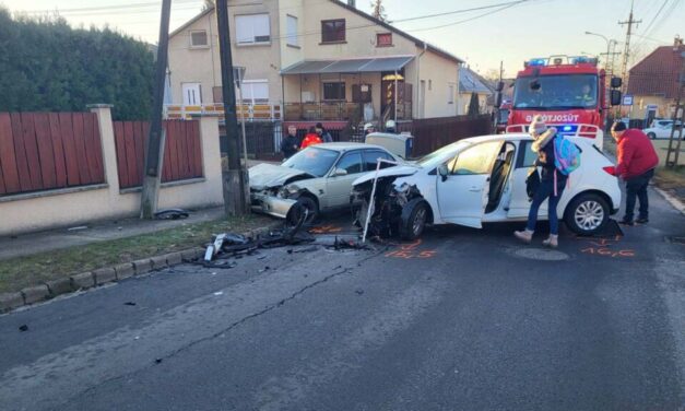 Autók ütköztek Dunakeszin, gyermekeket szállítottak kórházba