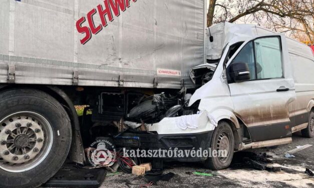 Parkoló kamionba csapódott egy kisteherautó Szolnokon – mentőhelikopter érkezett a sofőrért