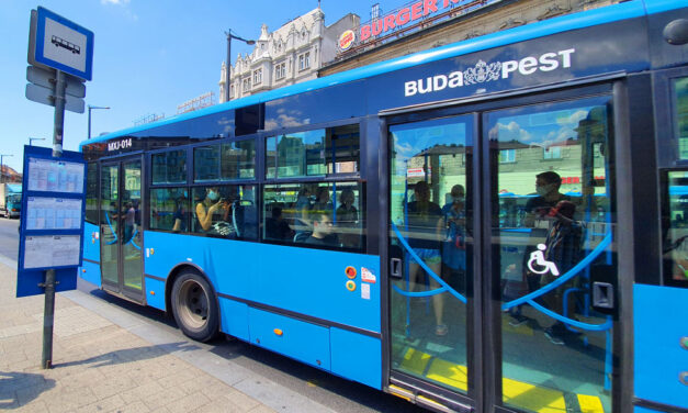 Ordenáré módon beszélt egymással egy budapesti busz sofőrje és egy utas, valaki felvette a történteket – VIDEÓ
