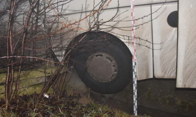 Bátorra itta magát a csetényi srác: elindított egy buszt és az árokba tolatott vele szilveszter hajnalán