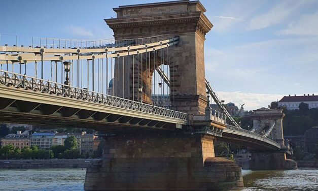 Tetszik nekik tetszik a nemrég bevezetett új forgalmi rend – a budapestiek többsége szerint nem kell visszaengedni az autókat a Lánchídra