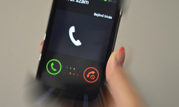 Egy idős nénit vezettek meg az unokázós csalók Baranya megyében: a fia nevében kértek pénzt, aki állítólag autóbalesetet szenvedett – A kétségbeesett asszony közel 3 milliót adott át