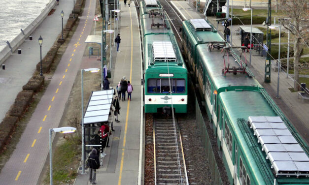 HÉV-vágányokon kötött ki egy autó Budapesten