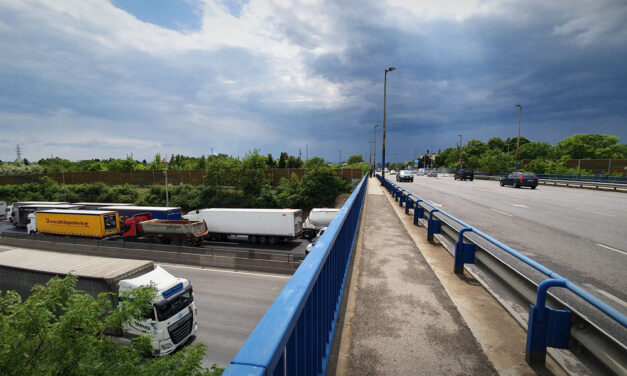 “Segítség, elment a fiam otthonról és meg akar halni!” – riadtan hívta a rendőséget egy édesapa, miután fia le akart ugrani az M7-es felüljárójáról