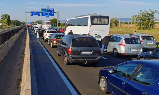 Ez rossz vicc volt! Az M3-as autópálya legforgalmasabb pontján szondáztattak a rendőrök – több órát álltak a dugóban az autósok