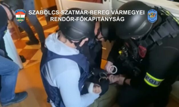 Videón, ahogy Budapesten elfogják a 44 éves férfit, aki több tízmilliót keresett azzal, hogy prostituáltakat segített