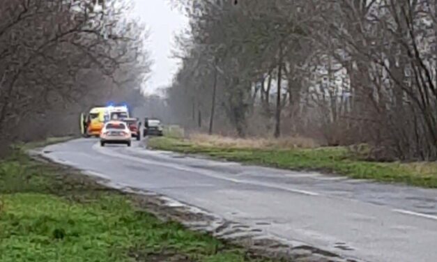 A szülők és 4 éves kislányuk is kórházba került – megcsúszott a nedves úton és a feje tetejére állt egy autó Hódmezővásárhely térségében