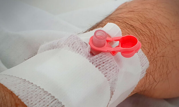 Egy ápoló olthatta ki egy beteg életét a pécsi klinikán, egy idős nő az áldozat