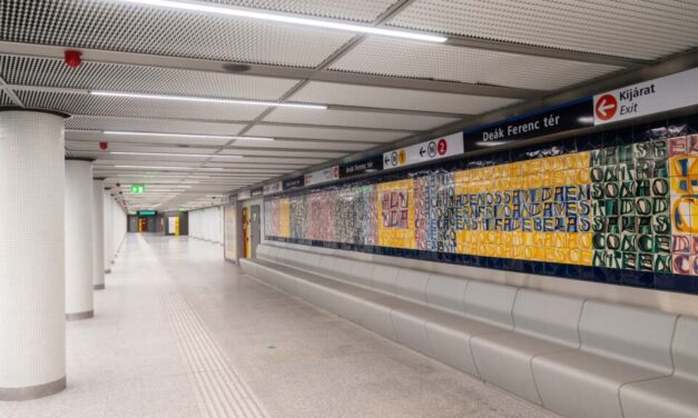 Meglepő mondatok a metrófelújítás kapcsán: Navracsics Tibor Karácsony Gergelyt és Budapestet dicsérte a Deák téren