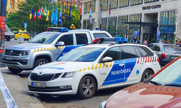 Tragédia a Keleti pályaudvarnál: vezetés közben meghalt egy taxis, a környéket ellepték a rendőrök