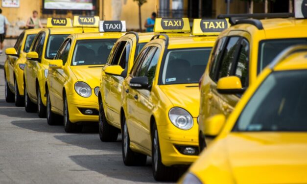 Megszavazták! Márciustól drágább lesz a taxizás a fővárosban, 10 százalékkal emelkednek a tarifák. Egy 1000 forintos extra kényelmi díj is a javaslatok között szerepelt