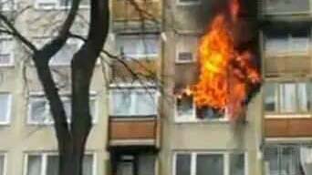 MOST ÉRKEZETT – Kigyulladt egy lakás a 10. kerületben, teljes terjedelmében égett egy második emeleti otthon