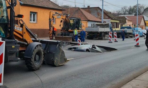 Sokkoló: beszakadt az út és elnyelt egy autót Debrecenben – hiába kiabáltak a BMW sofőrjének, már késő volt