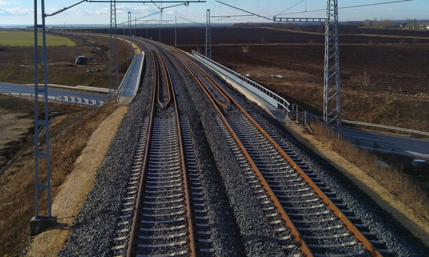 Meghökkentő videón, ahogy megrázza azt a fiatalokat az áram, akik egy tehervonat tetején utaztak
