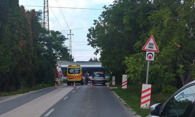 “Nekitámasztotta egy oszlopnak a kerékpárját és a sínekre lépett” – egy idős férfit gázolt halálra a Nyírség InterCity Vecsésen