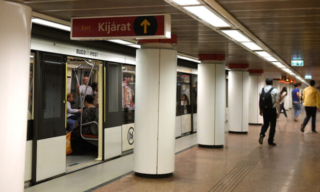 Vészhelyzet a föld alatt! Gázolt a metró a Batthyány téren