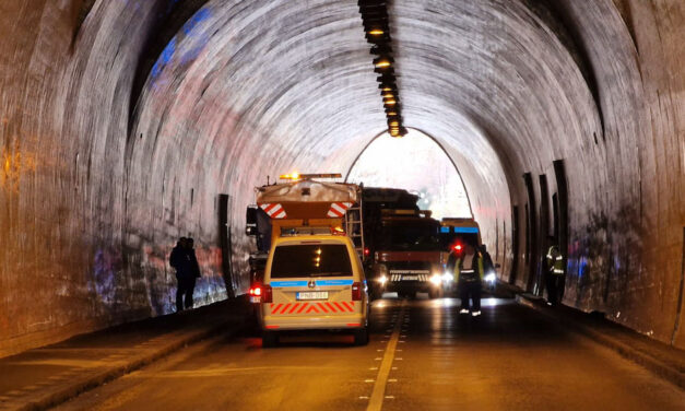 Egy pillanatra a gyerekére figyelhetett az a sofőr, aki tömegkarambolt okozott az Alagútban – Megérkeztek a részletek a szombat délutáni balesetről