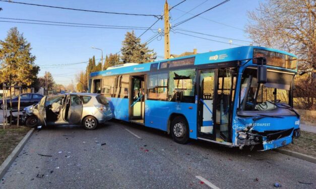 A fék helyett a gázra lépett az Opel sofőrje, nagy erővel ütközött a 158-as busszal a 22. kerületben