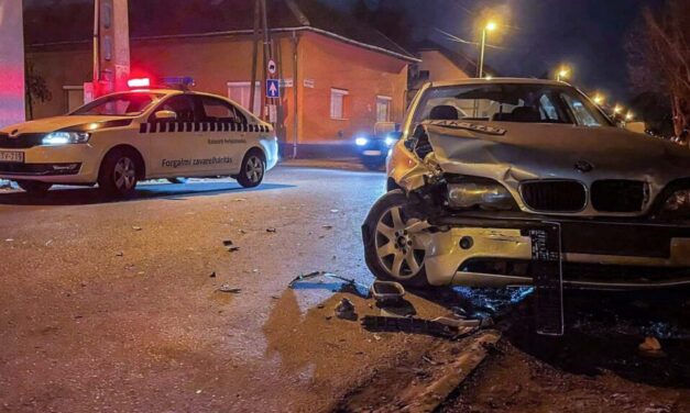 Nem adott elsőbbséget a BMW sofőrje a 231-es busznak, elkerülhetetlen volt az ütközés