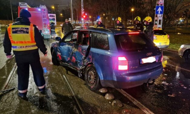 Belehajtott a 37-es villamos a figyelmetlen sofőr Audijába, egy Ford is összetörött a balesetben