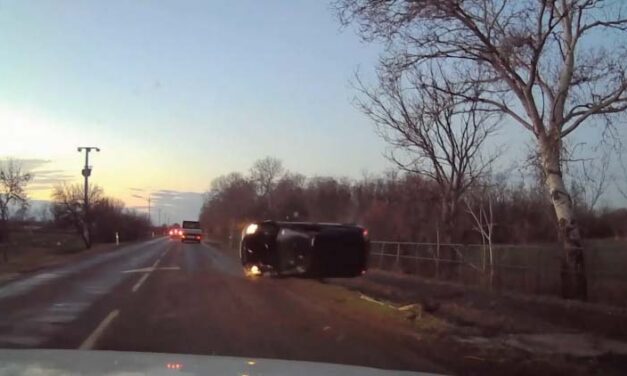 Videón a hajmeresztő jelenetsor: előzés közben sodródott ki, majd pördült meg egy autó, óriási mázlija volt a sofőrnek