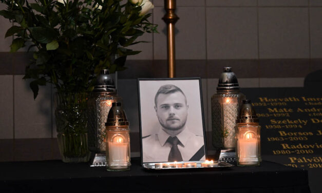 Rendőrgyilkosság Újbudán: polgármesteri dicséretet és összesen 5 milló forintot kaptak az intézkedésben résztvevő egyenruhások