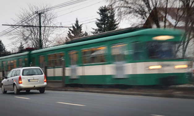 „Mintha most gördült volna le az NDK-s gyártósorról” – teljesen felújított szerelvény állt forgalomba a HÉV-vonalon