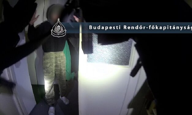 Elképesztő drogfogás: 36 millió forint értékben találtak heroint a dílereknél a budapesti zsaruk – Videón a rajtaütés