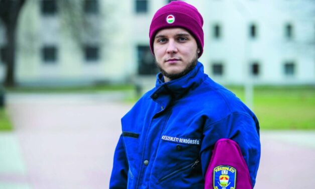 “Sosem fogom elfelejteni, ahogy ott állt imbolyogva, kezében a felmosómoppal, miközben mögötte a konyha lángolt” – vészhelyzetben mentette ki idős szomszédját egy rendőr Újbudán