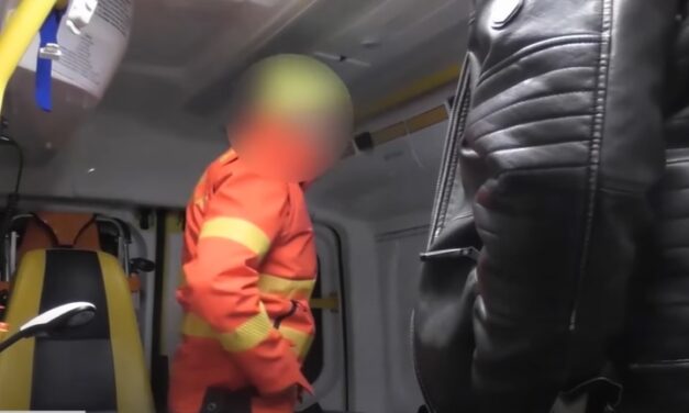 Itt a videó: ez a mentős lopott 70 ezret a “betegtől” a kórházba szállítás közben