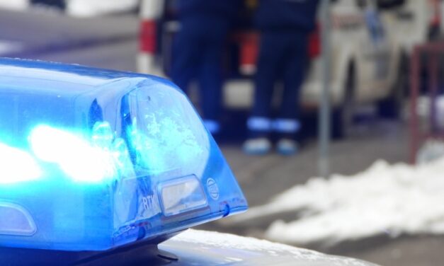 Három embert mentettek ki a tűzoltók egy teljesen összeroncsolódott autóból Kiskunfélegyházán
