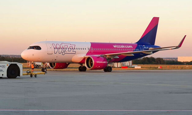 Balhé a Wizz Air Budapes-Stockholm járatán: három utas hangoskodott, csomagjaikkal megpróbálták eltorlaszolni a vészkijáratot