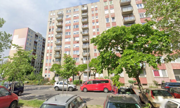Dráma a fővárosi lakótelepen: kizuhant egy férfi a nyolcadik emeletről, de túlélte
