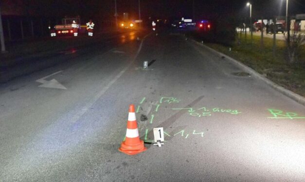 A 65 éves férfi és kiskutyája is életét vesztette, miután elgázolta őket egy Volkswagen Szombathelyen. A fiatal sofőrt is súlyosan megsérült a durva ütközés során