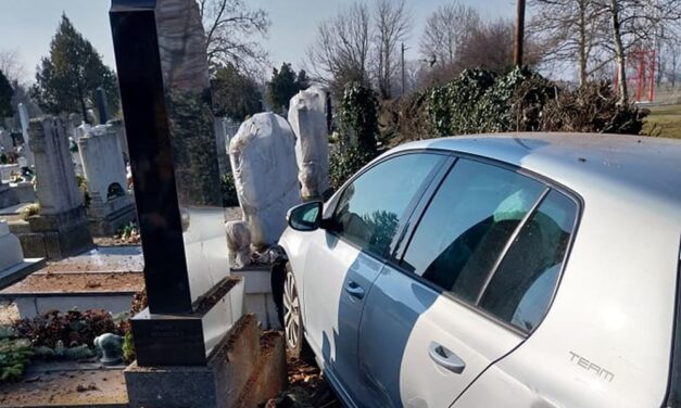 Egyenesen a temetőbe hajtott egy autós, összetörte a sírköveket majd kiszállt és elsétált