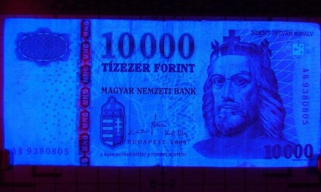 A kocsmában buktak le a bűnbanda tagjai, miután hamis tízezressel akartak fizetni