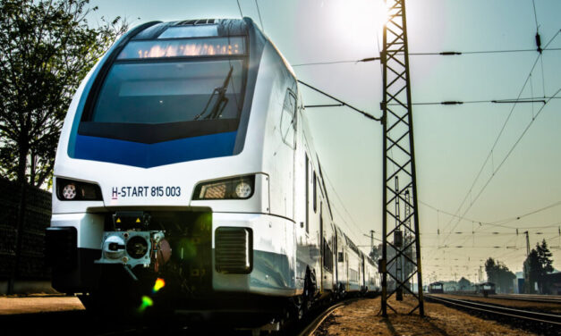 Ismét káosz a MÁV-nál: letörött az áramszedő, betört a szélvédő – Budaörs és Kelenföld között nem közlekednek a vonatok. Az állomáson fagyoskodnak az utasok