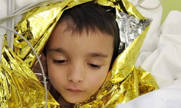 „Nem szégyellem, megállíthatatlanul potyognak a könnyeim” – soha többé nem hagyná magára a családja azt a 6 éves autista kisfit, akit több százan kerestek egy egész napon át