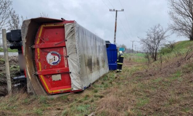 Brutálisan beborult egy kanyarban ez a kamionos, nagyot küzdöttek a tűzoltók, mire sikerült kiszedniük onnan