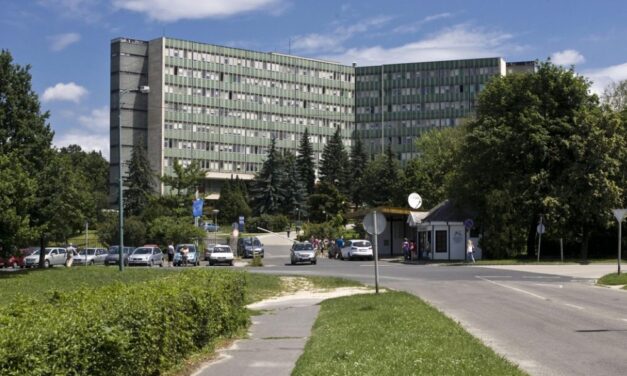 Kiugrott az ajkai kórház hatodik emeletéről egy férfi, nem élte túl az esést