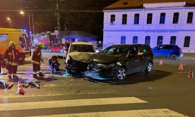 Újabb karambol a hírhedt budapesti kereszteződésben: egy Opel és egy Ford rohant egymásba a János kórháznál – fotók a helyszínről