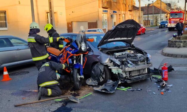 Zokogott a szőke nő a villanyoszlopnál, benézte a kereszteződést, nem vette észre a motorost – Fotók