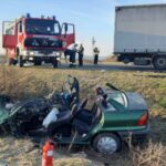 Frontális ütközés a Balatonnál, kamionba csapódott egy autó – mentőhelikopter érkezett a sofőrért, küzdenek az életéért