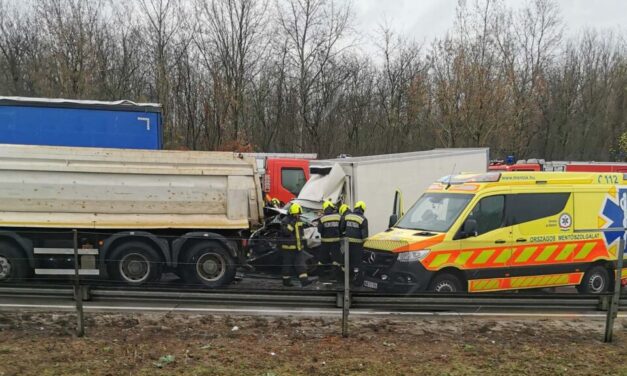 Durva baleset az M0 autóúton: teherautó és furgon ütközött, hatalmas a dugó Gyálnál