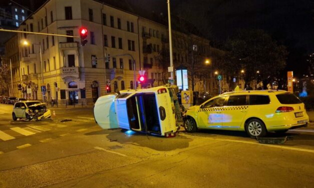 Hármas karambol az Alagútnál – menekülés közben okozott nagy balesetet egy Toyota pick-up sofőrje