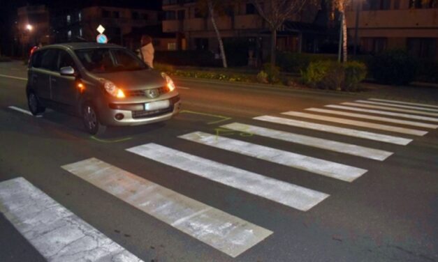 Zebrán ütött el egy idős házaspárt egy nő Balatonfüreden, az autós átment az egyik gyalogos lábfején