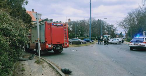 Rápillantott a hátul ülő hat éves gyermekre, és megtörtént a baj – ketten kerültek kórházba az ütközés után Esztergomban