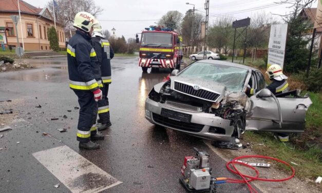 Autóbusz és személygépkocsi ütközött Kókán – feszítővágóval szabadították ki a sofőrt